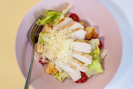 Салат Цезарь с курицей