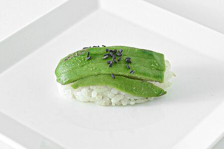 Суши с авокадо