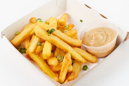 Картофель фри с трюфельным маслом и перечным айоли