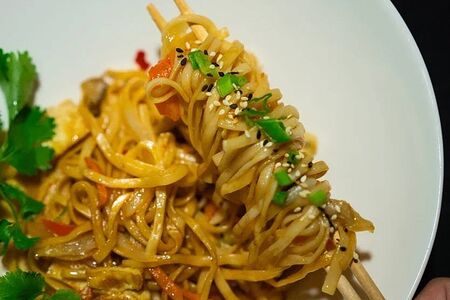 Wok овощной с лапшой