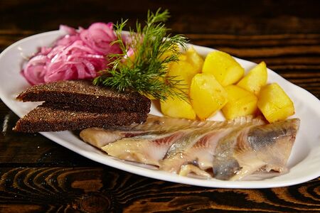 Селедка с отварным картофелем и луком