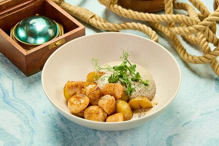 Гребешок с печеным картофелем