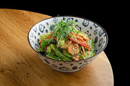 Салат с курицей в соево-кунжутном соусе