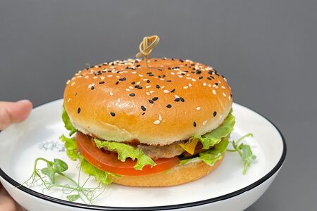 Бургер с куриной котлетой