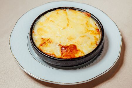 Сулугуни с помидорами на кеци