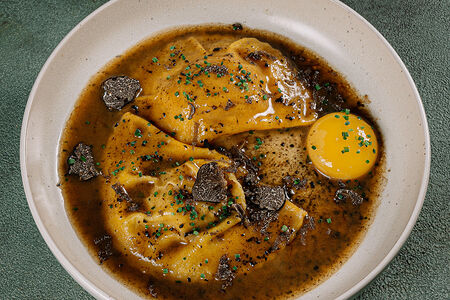 Равиолло с копченым картофелем и черным трюфелем