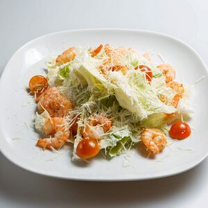 Салат Цезарь с креветками