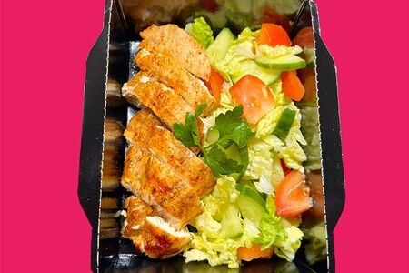 Куриная грудка на гриле с овощами