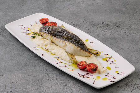 Палтус с картофельным пюре и спаржей