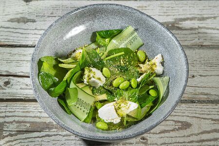 Зеленый салат с жареным авокадо и домашней рикоттой