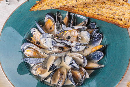 Голубые мидии в сливочно-чесночном соусе