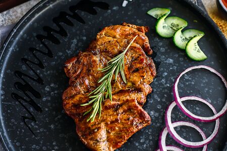 Стейк из cвинoй шеи