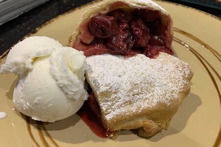 Штрудель вишневый