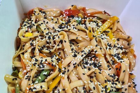 Вок-лапша в ореховом соусе с телятиной