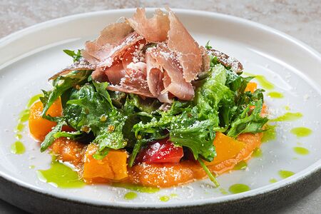 Салат с пармской ветчиной, кремом из печеной тыквы и батата