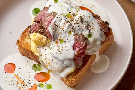 Френч-тост с сочным ростбифом