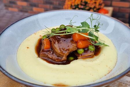 Томлёная говядина в соусе демиглас с картофельным пюре