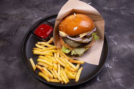 Бургер с мраморной говядиной и яйцом