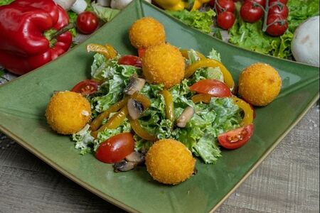 Салат с сырными шариками