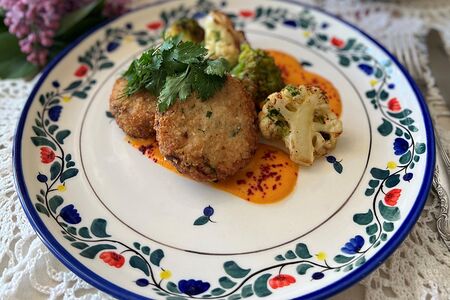 Котлеты из щуки с соусом биск и сезонными овощами