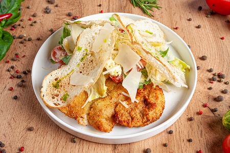 Салат Цезарь со шницелем