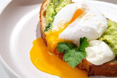 Тост пашот с авокадо