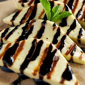 Жареный сыр халуми на гриле