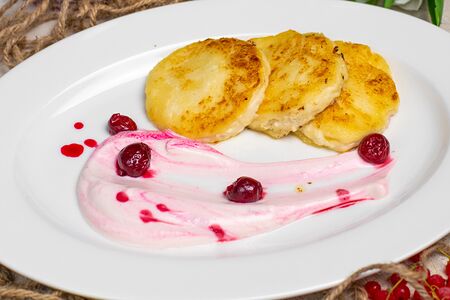 Сырники со сметаной