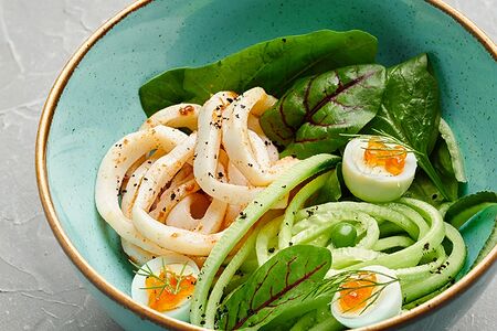 Салат с кальмарами