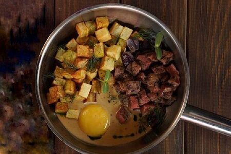 Чак строганов с желтком и соусом голландез