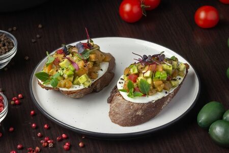 Брускетта с лососем