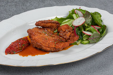 Хрустящий цыплёнок с домашней аджикой и легким салатом