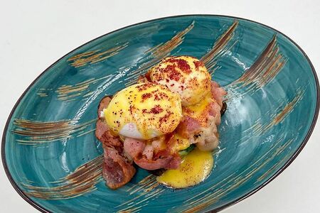 Яйцо Бенедикт с беконом, шпинатом и голландским соусом