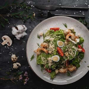 Салат Цезарь с креветками