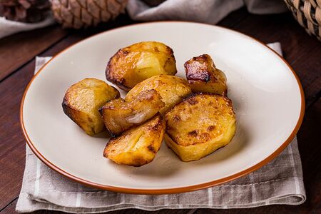 Картофель на углях с салом