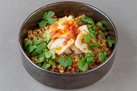 Рис с кальмаром