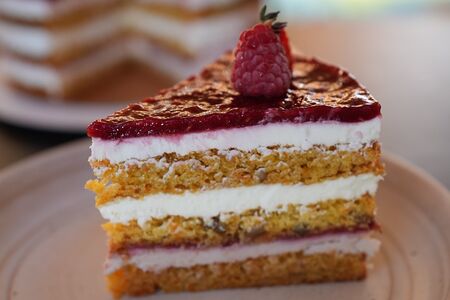 Морковный торт с малиной