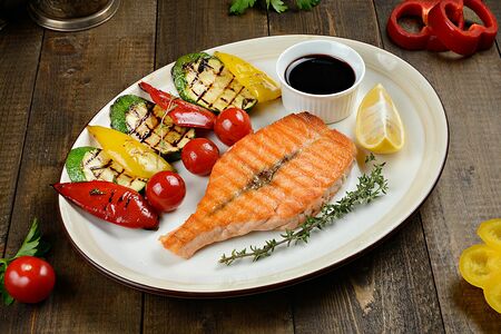 Стейк сёмги с овощами на гриле