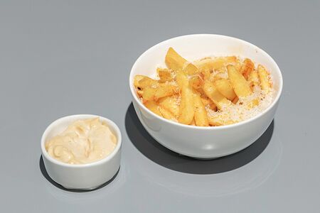 Картофель с трюфельным айоли и пармезаном