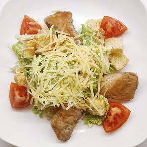 Салат Цезарь с курицей