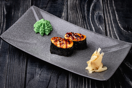 Суши запеченные с лососем