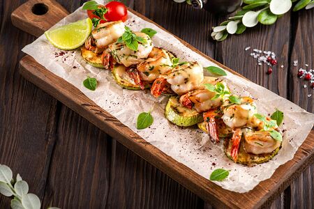 Креветки с кабачками в сливочном соусе