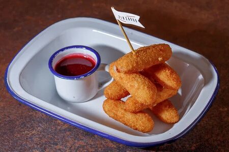 Сырные палочки с клюквенным соусом