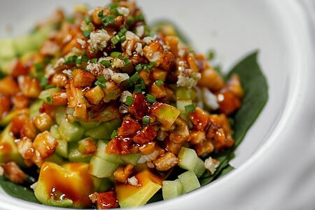 Нежный угорь, спелое авокадо и сыр страчателла