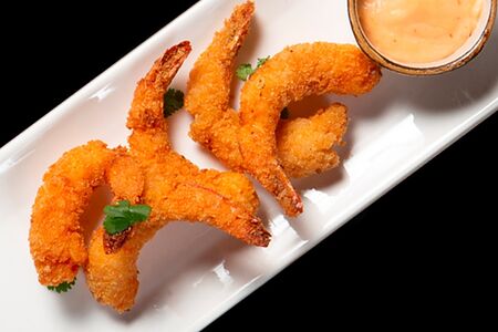 Креветки в панировке с соусом манго