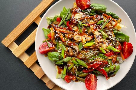 Тёплый салат в азиатском стиле Vegan