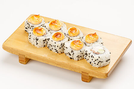 Запеченный ролл с лососем и крабом