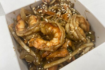 Лапша с лососем и креветками