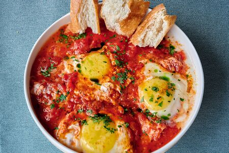 Классическая шакшука с базиликом, пряным перцем и чиабаттой