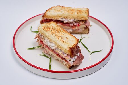 Крок-месье со сливочным соусом